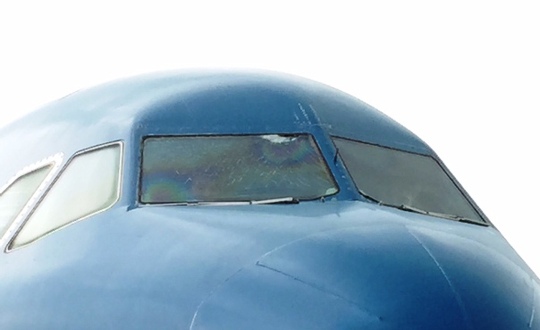Máy bay bị nứt kính buồng lái tại sân bay Tân Sơn Nhất sáng nay 21-6 - Ảnh: Bảo Ngọc