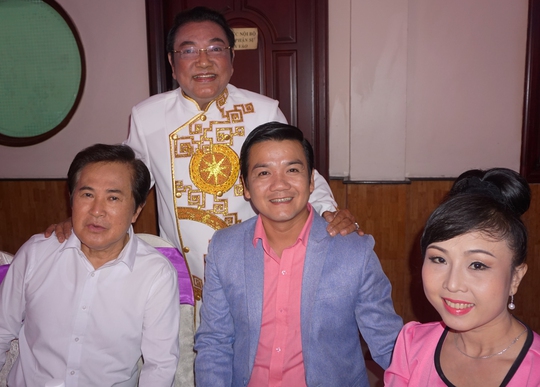 Vợ chồng NSƯT Lê Tứ, Hà Như và nghệ sĩ Hoài Thanh chúc mừng danh hài Phú Quý