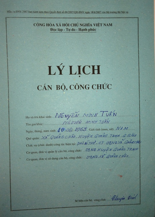 
Lý lịch Cán bộ công chức của ông Tuấn bị tẩy xóa.
