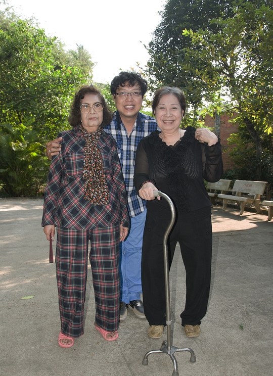 Nhà báo Thanh Hiệp và hai NSƯT Diệu Hiền, Ngọc Hương tại Khu dưỡng lão NS TP