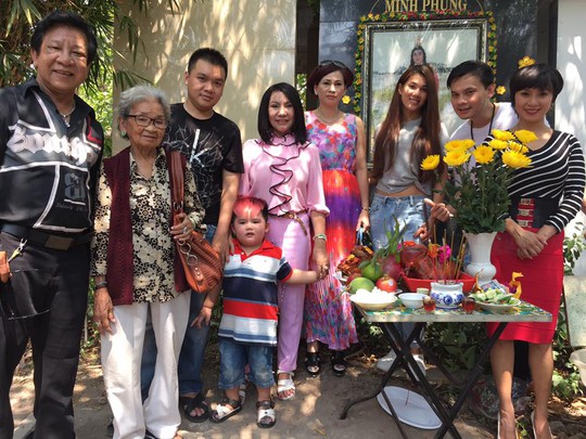 NS Kiều Tiên và các thành viên trong gia đình tại Nghĩa trang nghệ sĩ TPHCM