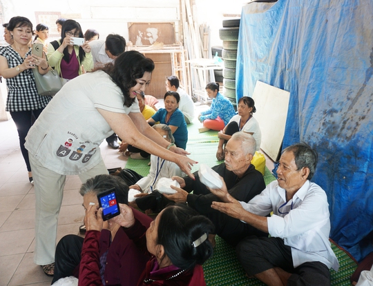 NSND KIm Cương trao cơm từ thiện cho bệnh nhân nghèo mổ mắt tại BV Nguyễn Trãi
