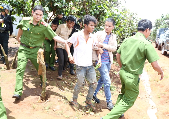 
Lực lượng chức năng truy bắt các đối tượng tham gia giết người, chống người thi hành công vụ.
