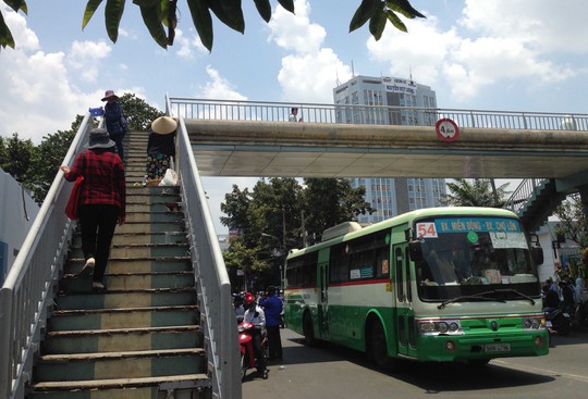 
Cầu vượt đường Nơ Trang Long (quận Bình Thạnh) vắng vẻ và xuống cấp nghiêm trọng.
