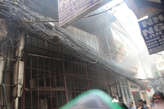 Ngôi nhà thứ 2 trên đường Vũ Tông Phan bất ngờ bốc cháy