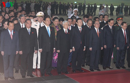 
Các đại biểu vào lăng viếng Chủ tịch Hồ Chí Minh - ảnh: VOV
