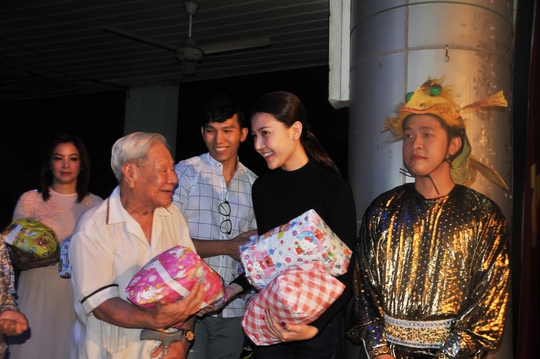 
Diễn viên Ngọc Duyên trao quà từ thiện cho nghệ sĩ lão thành
