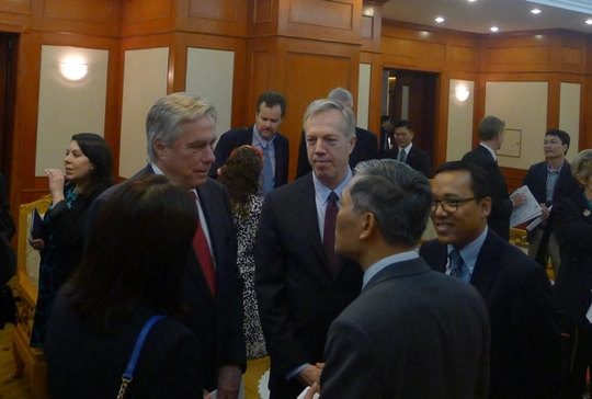 Đại sứ Mỹ tại Việt Nam Ted Osius và Đại sứ, cố vấn cao cấp của Ngoại trưởng Mỹ, David H. Thorne trò chuyện với Thứ trưởng Bộ Khoa học và Công nghệ Trần Văn Tùng