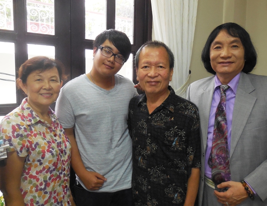 Tác giả Lê Duy Hạnh - người sáng lập giải HCV Trần Hữu Trang và vợ, chụp ảnh lưu niệm với NSƯT Minh Vương và Kim Tuyền (con trai NSƯT Thanh Thanh Tâm) - trong lần Kim Tuyền về VN thăm gia đình.