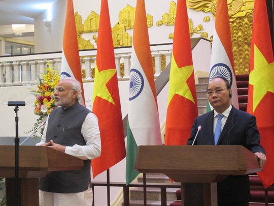 
Hai Thủ tướng Nguyễn Xuân Phúc và Narendra Modi họp báo chung sau lễ ký các văn kiện hợp tác Việt Nam-Ấn Độ
