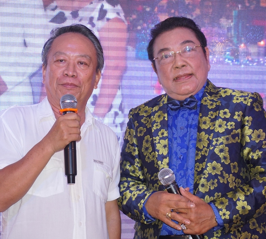 Ông Huỳnh Văn Nam - nguyên Tổng giám đốc Đài Truyền hình TPHCM chúc mừng sinh nhật tuổi 70 của danh hài Phú Qúy