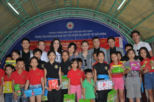 NS Lê Giang và các ca sĩ nhóm Nam Việt, cùng các mạnh thường quân trạo quà cho trẻ em mồ côi sáng 2-1