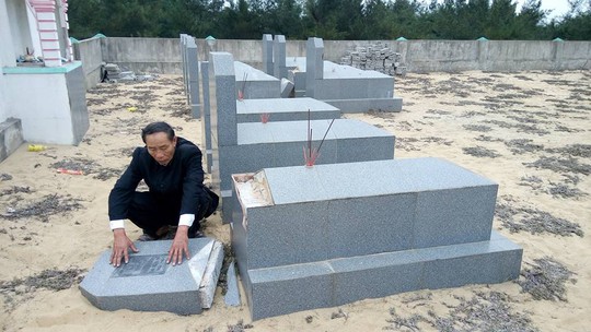 
Bia mộ dòng họ Nguyễn Tiến bị đập phá.
