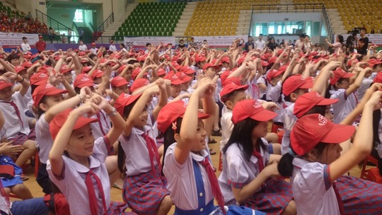 Các em học sinh quận Ba Đình (Hà Nội) làm động tác rửa tay theo nhịp nhạc trong buổi lễ