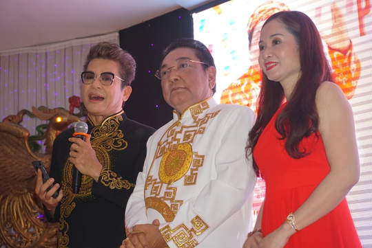 MC Thanh Bạch giới thiệu danh hài Phú Quý và vợ trong tiệc mừng thọ 70 tuổi