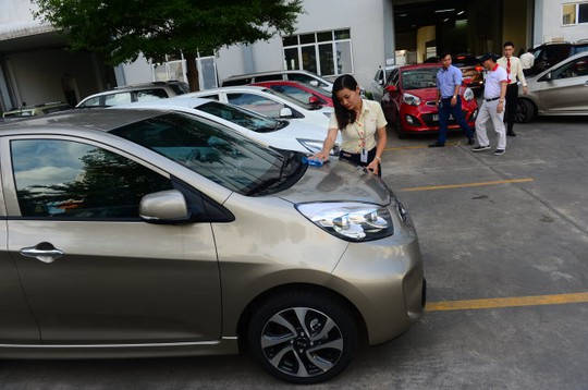 Dòng xe nhỏ gọn được nhiều người chọn để chạy Uber (ảnh chụp tại một salon ôtô trên đường Nguyễn Văn Trỗi, Q.Phú Nhuận, TP HCM) - Ảnh: Q.ĐỊNH