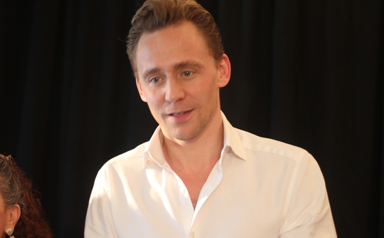 Ngôi sao điện ảnh điển trai Tom Hiddleston chia sẻ anh rất vui khi đến Việt Nam