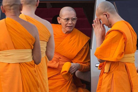 
Trụ trì Phra Dhammachayo (giữa). Ảnh: Reuters
