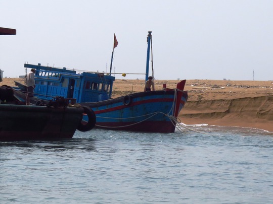 
Tàu cá của ông Qúy bị mắc cạn tại cửa biển Đà Diễn (Phú Yên)
