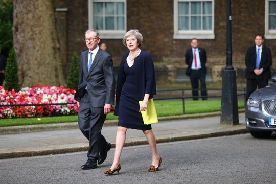 
Ông Philip và bà Theresa May trong lễ nhậm chức thủ tướng Anh. Ảnh: PA
