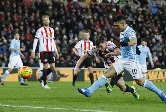 Hàng thủ Norwich bất lực trước pha ghi bàn của Aguero