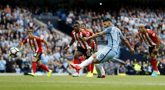 Bàn mở tỉ số ngay phút thứ 3 của Aguero trên chấm phạt đền tưởng như giúp Man City có một trận cầu dễ dàng ngày mở màn