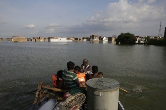 Nhân viên cứu hộ đưa người dân đến nơi an toàn ở Allahabad. Ảnh: AP