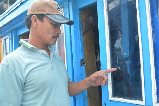 Ngư dân tố bị tàu nước ngoài truy đuổi, bắn vỡ kính Ảnh: Hà Sang