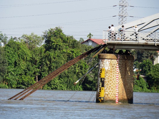 
Hiện trường cây cầu sập
