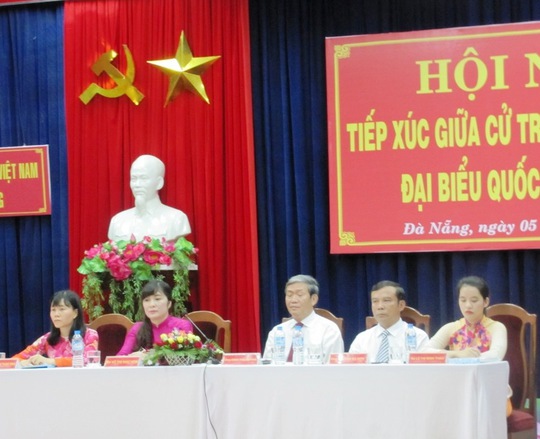 Đồng chí Đinh Thế Huynh (giữa) cùng các ứng cử Đại biểu Quốc hội Đà Nẵng tiếp xúc cử tri