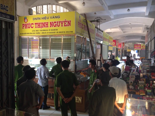 Tiệm vàng Phúc Thịnh Nguyên (chợ Đông Hà) bị trộm vào sáng 10-5 (ảnh CTV)