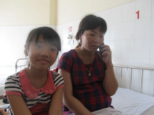 Chị Hà đang được chăm sóc tại bệnh viện liên tục gọi điện hỏi tin túc cứu nạn