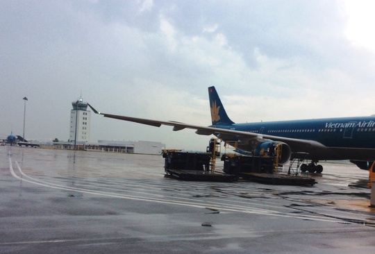 
Đường băng bị hư hỏng trong sân bay Tân Sơn Nhất được sửa chữa xong trước dự kiến
