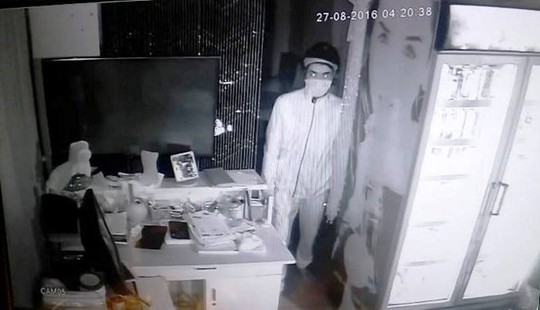 Camera an ninh ghi lại lúc kẻ trộm đột nhập vào quán cà phê lấy đi gần 500 triệu đồng.