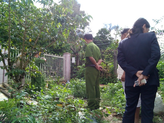 
Lực lượng chức năng TP Bảo Lộc bảo vệ hiện trường chờ Pháp y tỉnh Lâm Đồng điều tra làm rõ.
