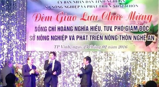 
Ông Hoàng Nghĩa Hiếu (giữa) trong đêm giao lưu chúc mừng về làm Phó giám đốc Sở NN & PTNT - Ảnh: Facebook
