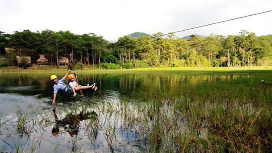 Trò chơi đu dây trên hồ Tuyền Lâm. Ảnh: Internet
