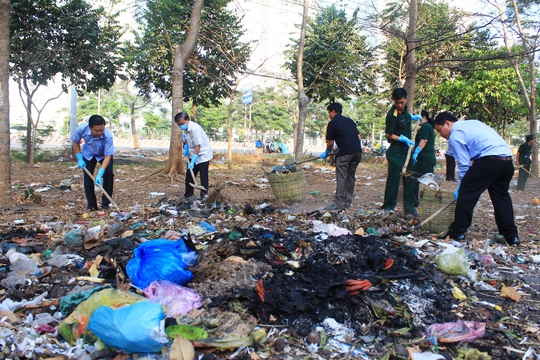 
Lãnh đạo UBND quận Bình Tân cùng tham gia dọn vệ sinh tuyến đường số 54 (phường Tân Tạo, quận Bình Tân, TP HCM) ngày 9-4

