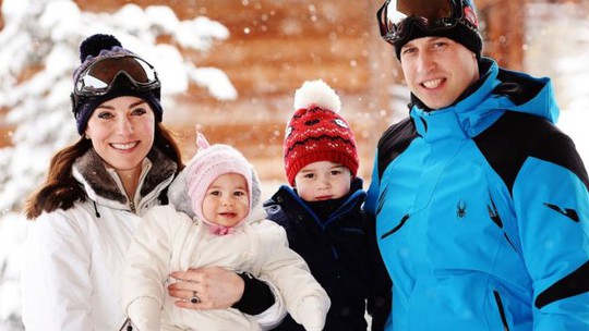 Gia đình 4 người của Hoàng tử William đi trượt tuyết đầu năm nay. Ảnh: PA