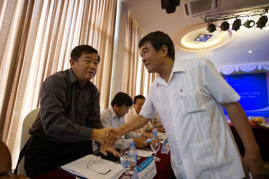 Trưởng Ban trọng tài Nguyễn Văn Mùi bắt tay phó chủ tịch VFF Nguyễn Xuân Gụ