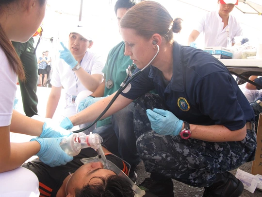 Lực lượng bác sĩ Việt Nam và Mỹ phối hợp sơ cứu