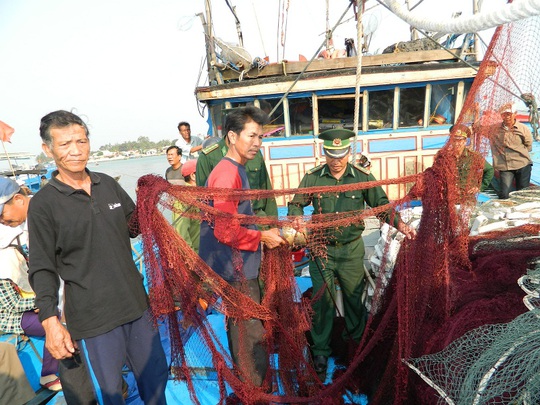 Tàu Hải cảnh Trung Quốc ngang nhiên cướp phá ngư lưới cụ của ngư dân Quảng Nam