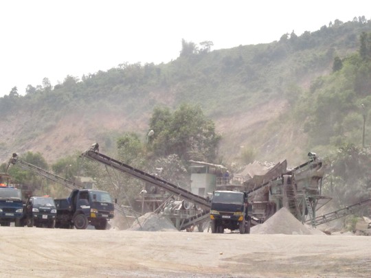 
Khu chế biến đá của mỏ Nho Chiến nằm sát KĐT gây bụi và tiếng ồn suốt ngày đêm
