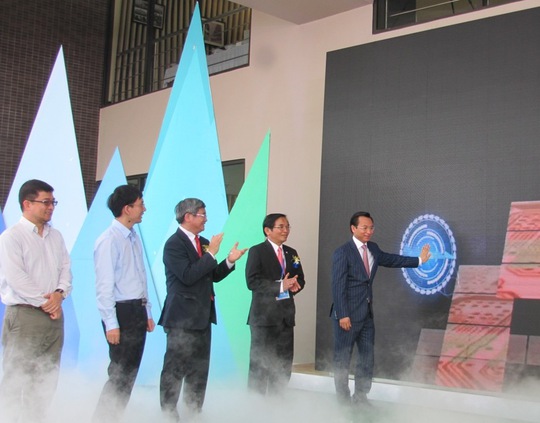 Bí thư thành ủy Đà Nẵng Nguyễn Xuân Anh (bên phải, ngoài cùng) chạm tay vào vòng tròn mở cửa khai trương