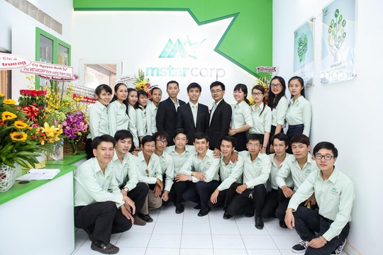 Phạm Đức Long (áo đen, giữa) cùng các nhân viên công ty khởi nghiệp Mstar Corp. Ảnh: Chánh Trung