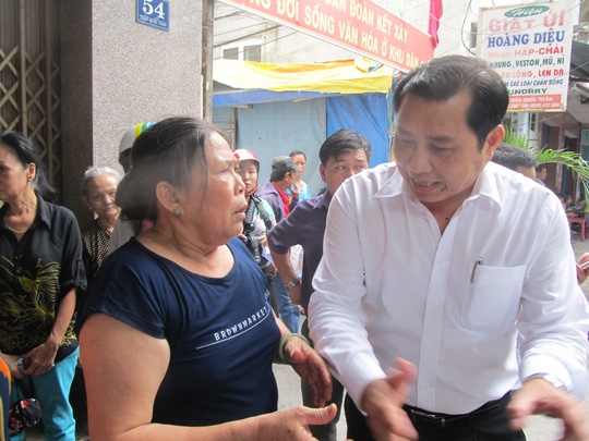 Chủ tịch UBND TP Đà Nẵng Huỳnh Đức Thơ động viên gia đình nạn nhân
