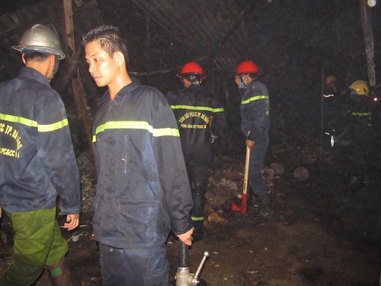 Các chiến sĩ PCCC Đà Nẵng đến hiện trường vụ cháy