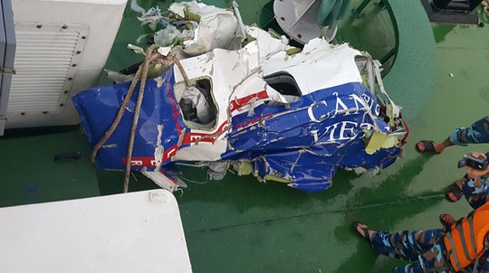 Mảnh vỡ máy bay CASA-212 được tìm thấy ngày 17-6. Ảnh: Bộ Quốc phòng