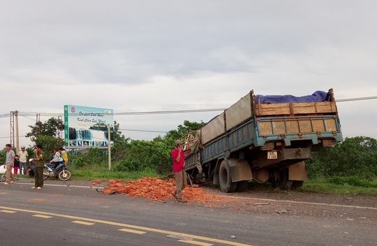 
Chiếc xe tải chở gạch cũng lao xuống lề đường
