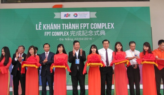 
Cắt băng khai trương
